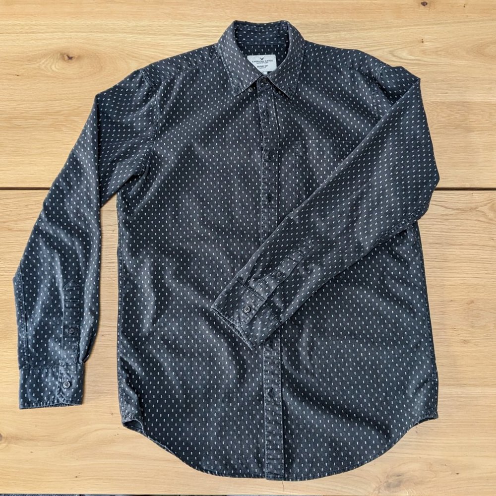 American Eagle Men's Soft Classic Fit Button Down Shirt -Size M